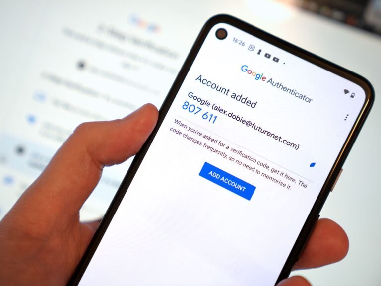 Come Funziona Google Authenticator Per Proteggere il Tuo Account 6 smartphone con codice google authenticator visibile