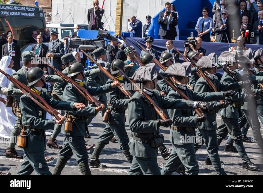 soldato italiano in uniforme che marcia