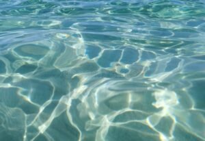 spiaggia mediterranea con mare cristallino e sole