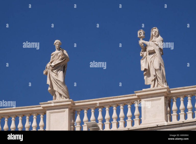 statua di santa chiara con abiti monastici