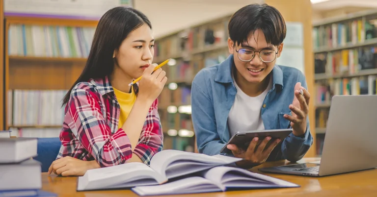 Quali Master Sono Ideali Per Lavorare In Banca E Come Sceglierli 8 studente con libri e visore di banca