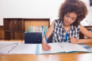 studenti universitari in aula studio concentrazione