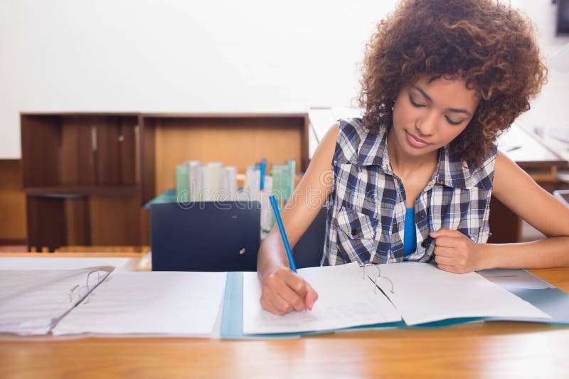 studenti universitari in aula studio concentrazione