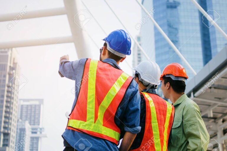 tecnico sicurezza sul lavoro con casco e planimetria