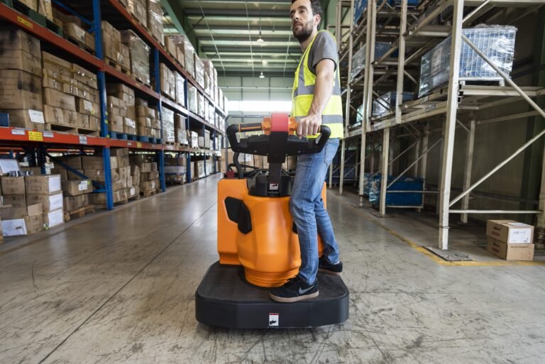 transpallet elettrico in uso con pedana operatore