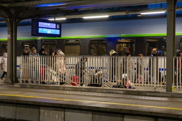 Qual è il modo migliore per consultare l'orario delle Ferrovie dello Stato 43 treni in stazione con tabellone orari visibile