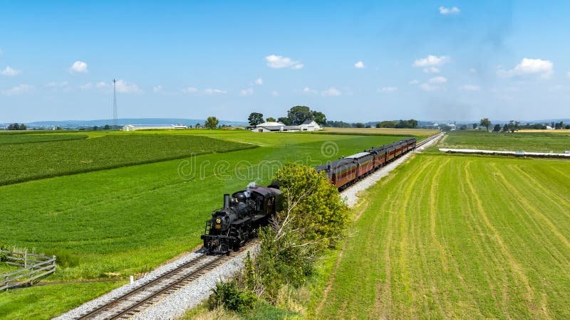 treno in corsa tra campi verdi