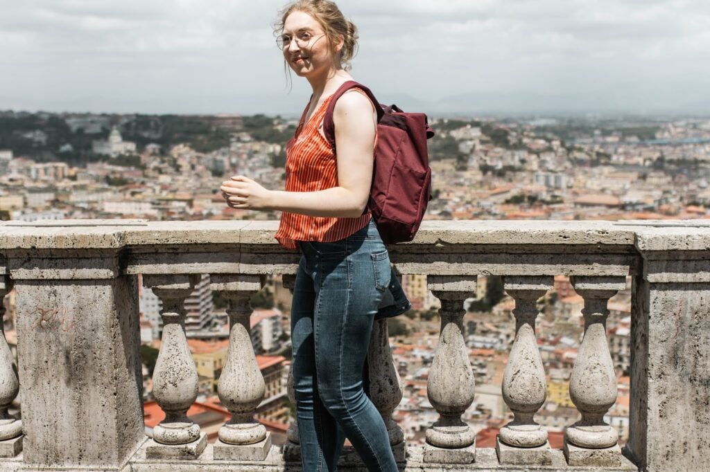 turisti con zaino e mappa a napoli