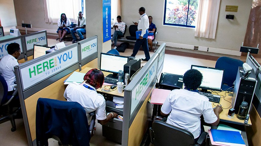 ufficio agenzia delle entrate con personale al lavoro