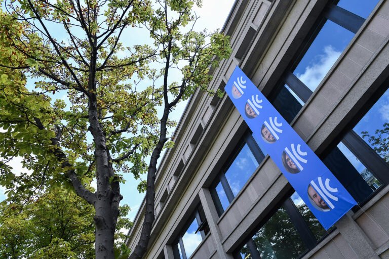 ufficio camera di commercio con documenti ufficiali 2