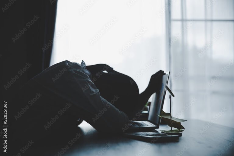 Quando È Legittimo il Licenziamento per Scarso Rendimento 18 ufficio con dipendente depresso davanti computer