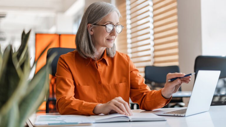 ufficio editoriale con libri e laptop