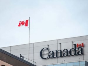 ufficio immigrazione canadese con bandiera nazionale