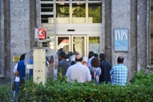ufficio inps con persone in attesa