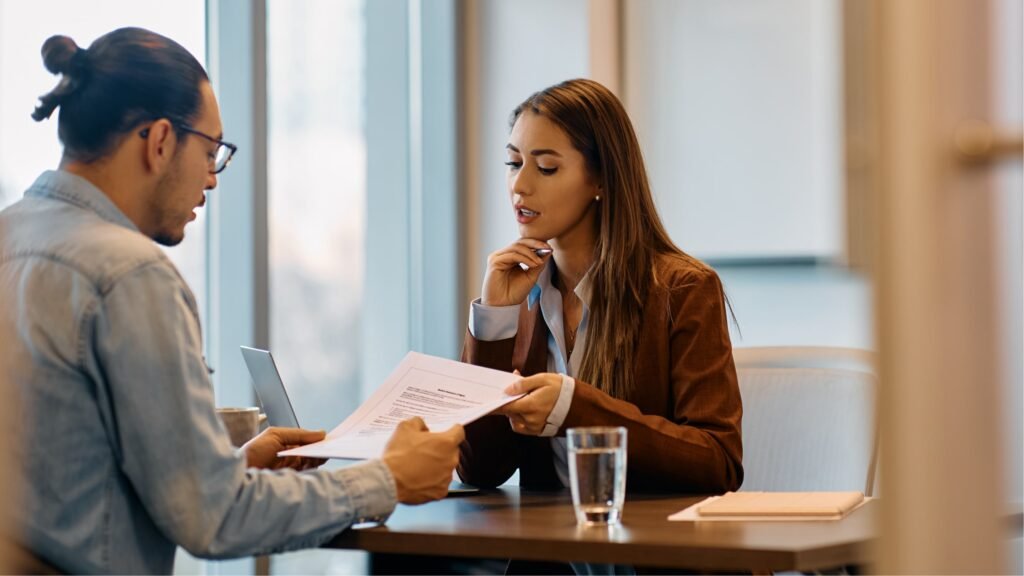Come Trovare Lavoro a Castiglione Del Lago Guida Completa e Consigli 2 ufficio lavoro con persone che cercano lavoro