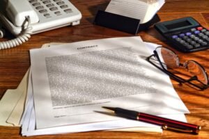 ufficio legale con contratto e penna