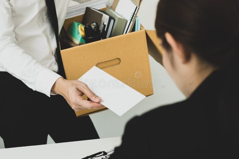 Ci Si Può Licenziare Con Un Contratto A Tempo Determinato 2 ufficio mano che consegna lettera licenziamento