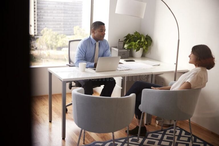 Cos'è l'Albo Dei Consulenti Finanziari Indipendenti e Come Funziona 37 ufficio moderno con consulenti finanziari al lavoro