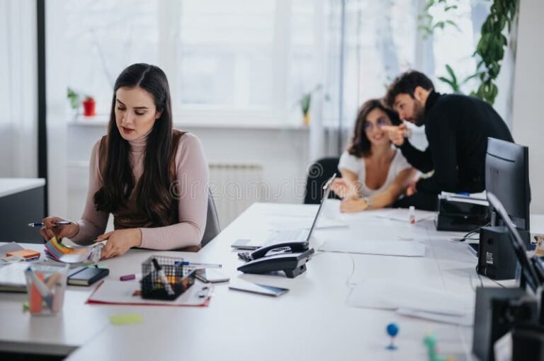 ufficio moderno con professionista che analizza grafici