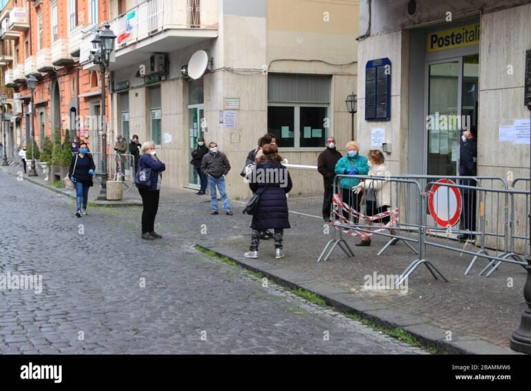 Come Posso Iniziare A Lavorare Con Le Poste Italiane 10 ufficio postale italiano con clienti in fila