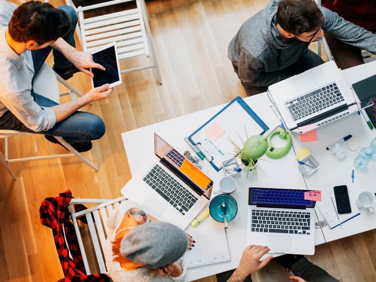 Quali Sono I Requisiti Per Ottenere L'Assegno Sociale In Italia 28 ufficio pubblico con persone che chiedono assistenza