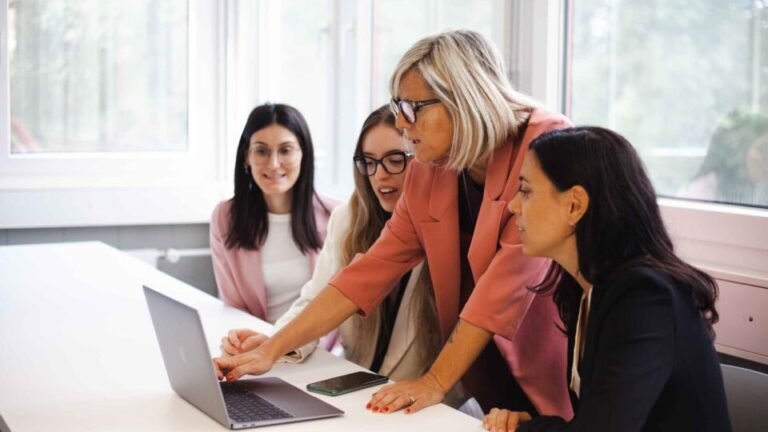 ufficio pubblico italiano con impiegati al lavoro