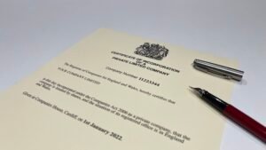 ufficio registro imprese con documenti ufficiali 1