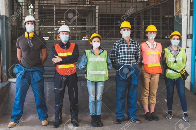 un gruppo di lavoratori con caschi protettivi