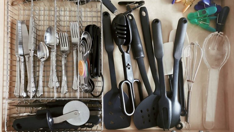 Quali Sono Le Cose Utili Da Comprare Per La Casa E La Vita Quotidiana 2 una cucina organizzata con utensili essenziali