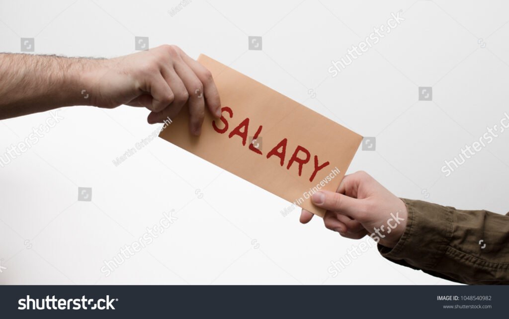una mano che riceve una busta paga
