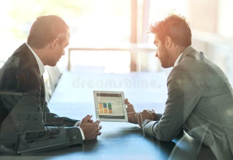 uomini daffari che discutono con grafici crescita