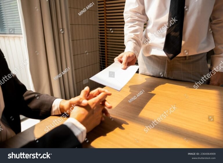 uomo che consegna lettera di dimissioni ufficio