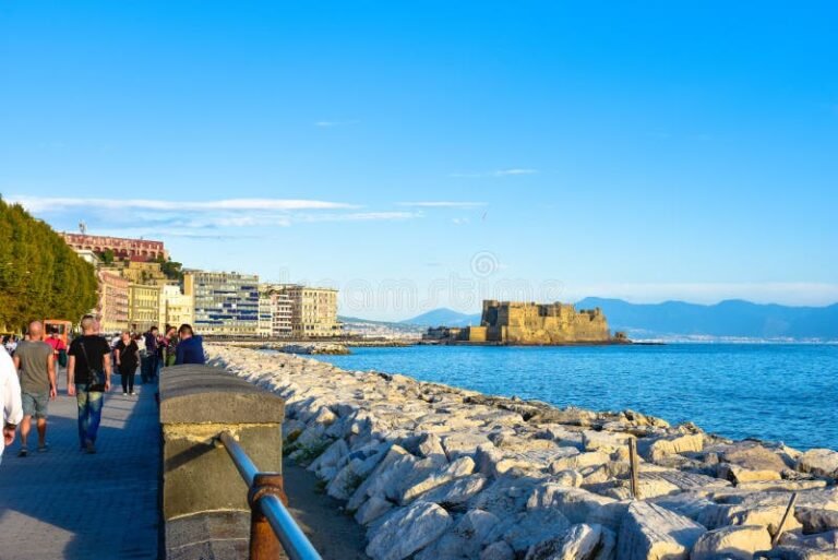 veduta panoramica del lungomare di napoli
