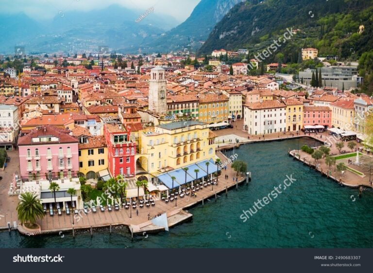 veduta panoramica di riva del garda e lago