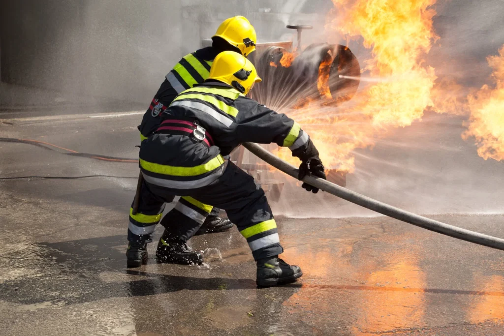 Cosa Significa CPI per i Vigili del Fuoco e Come Ottenere il Certificato 2 vigili del fuoco in azione con attrezzature antincendio